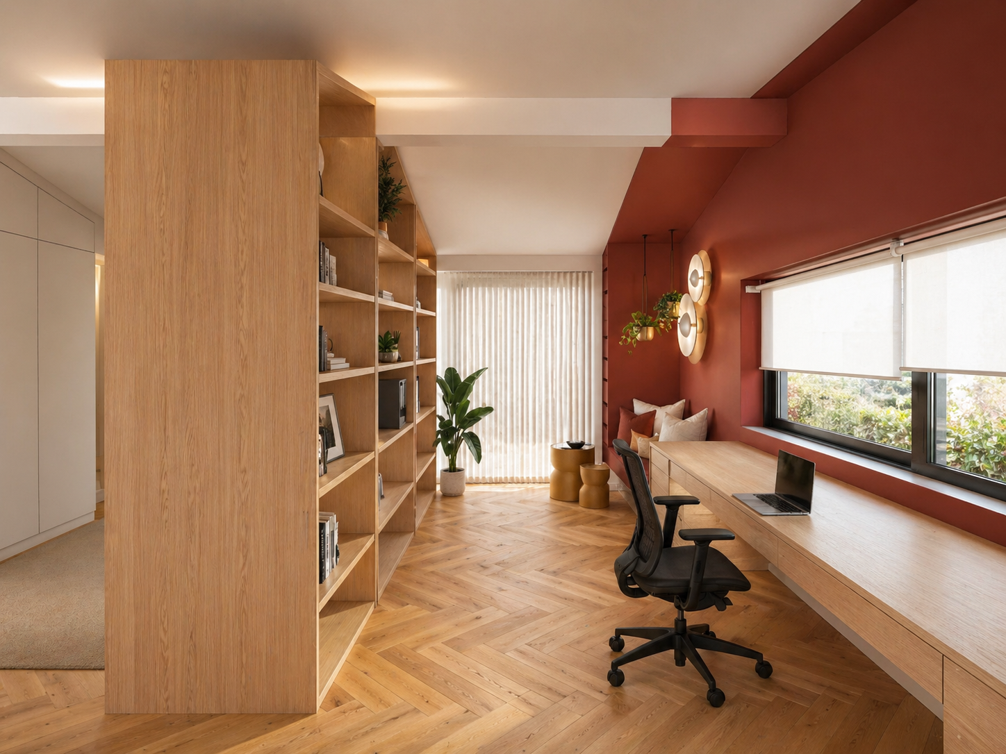 Homeoffice mit maßgefertigtem Holzregal, Fischgrätboden und roter Akzentwand im Wohnhaus Oberwesel