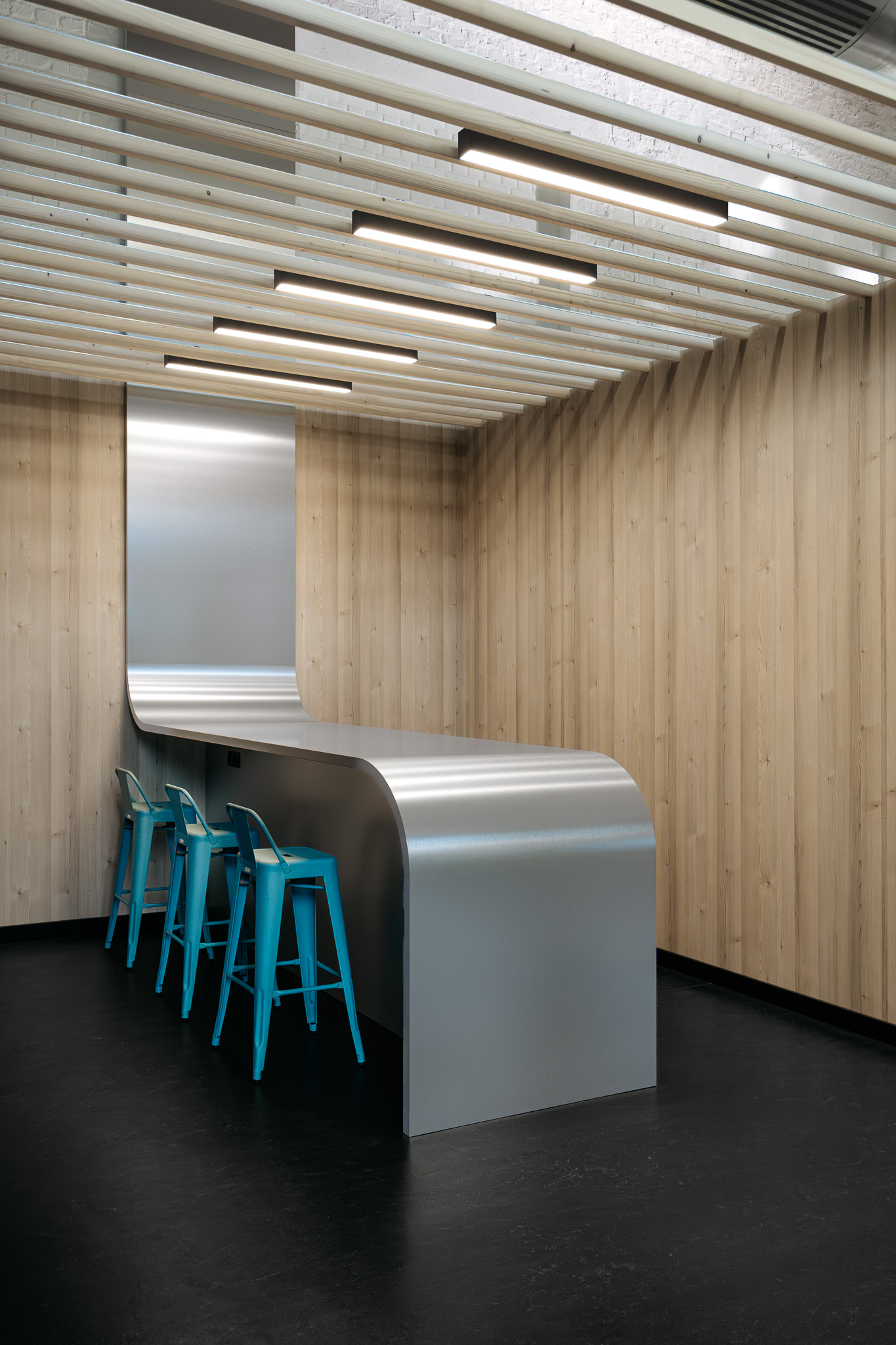 Gebogener Metalltisch in einem holzverkleideten Besprechungsraum des Bildungscampus
